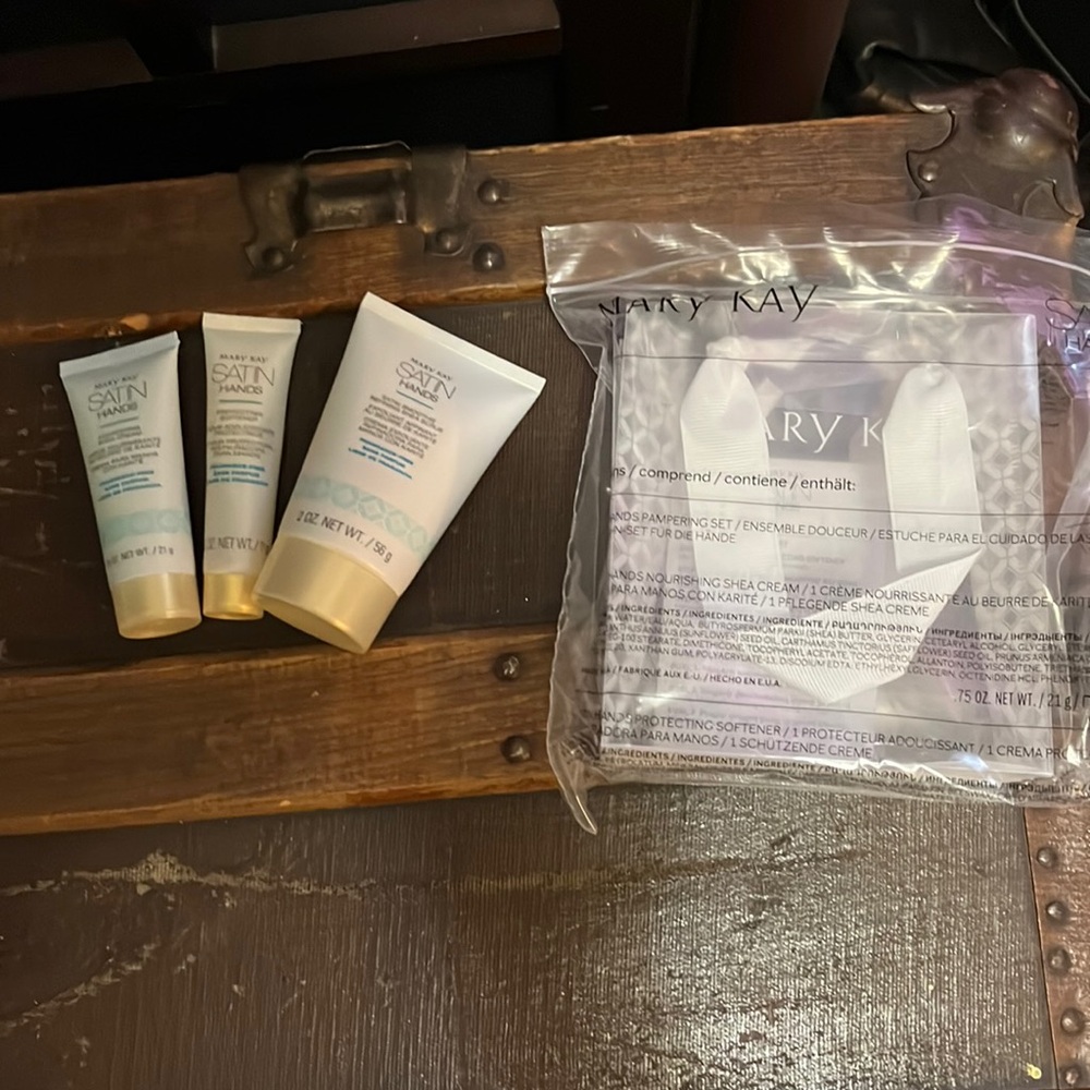 Mary Kay deluxe mini satin hand set for travel. Fragrance free. NEW